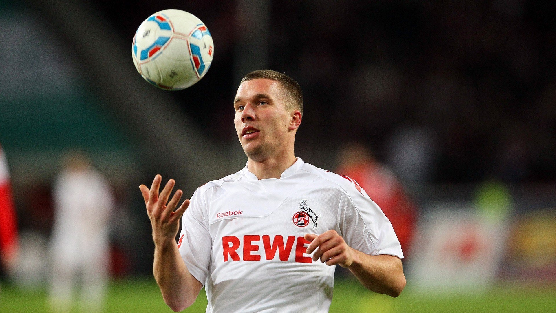 以足球为载体的国际交流合作不断深化,产业链日益完善,以足球为载体的德育教育